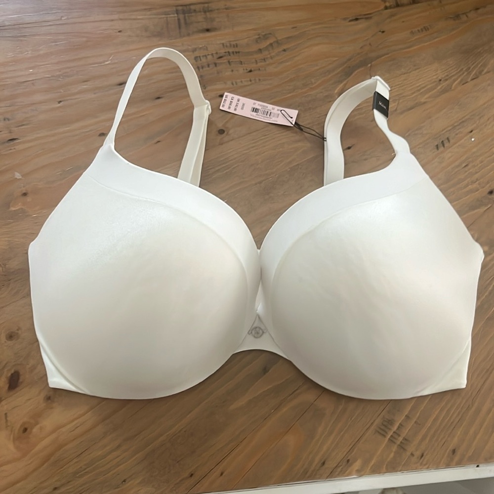 NWT Victoria’s Secret White Push Up Bra. Size 36DD!!